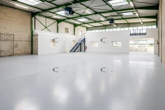 Flex in Saint-Thibault-des-Vignes for lease Interior Photo- Image 2 of 9