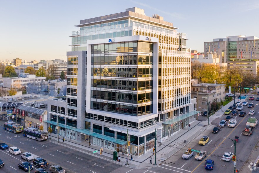988 W Broadway, Vancouver, BC à louer - Photo du bâtiment - Image 1 de 15
