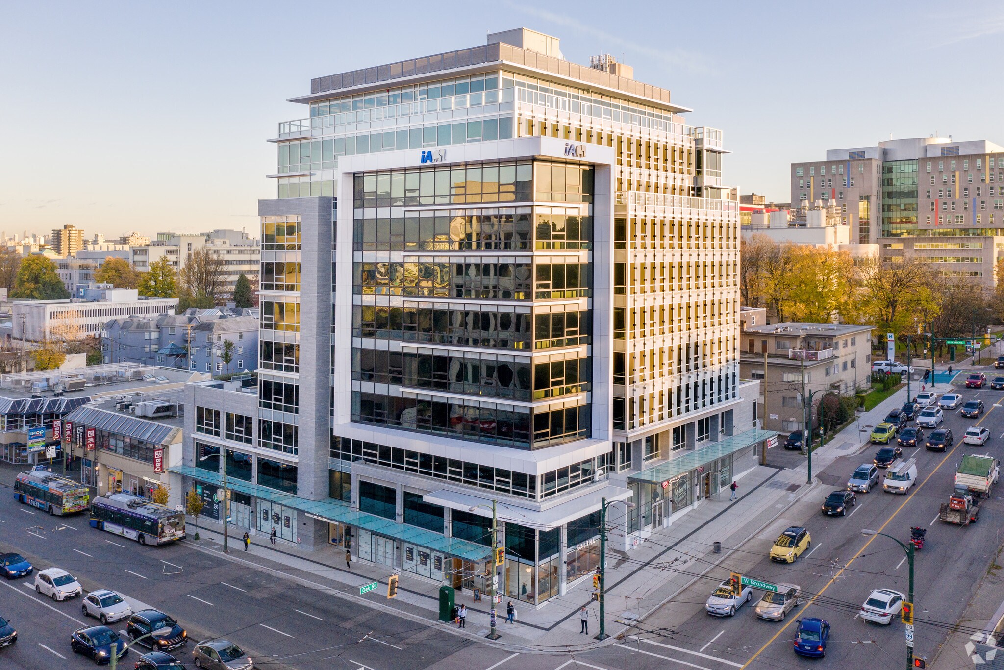 988 W Broadway, Vancouver, BC à louer Photo du bâtiment- Image 1 de 16