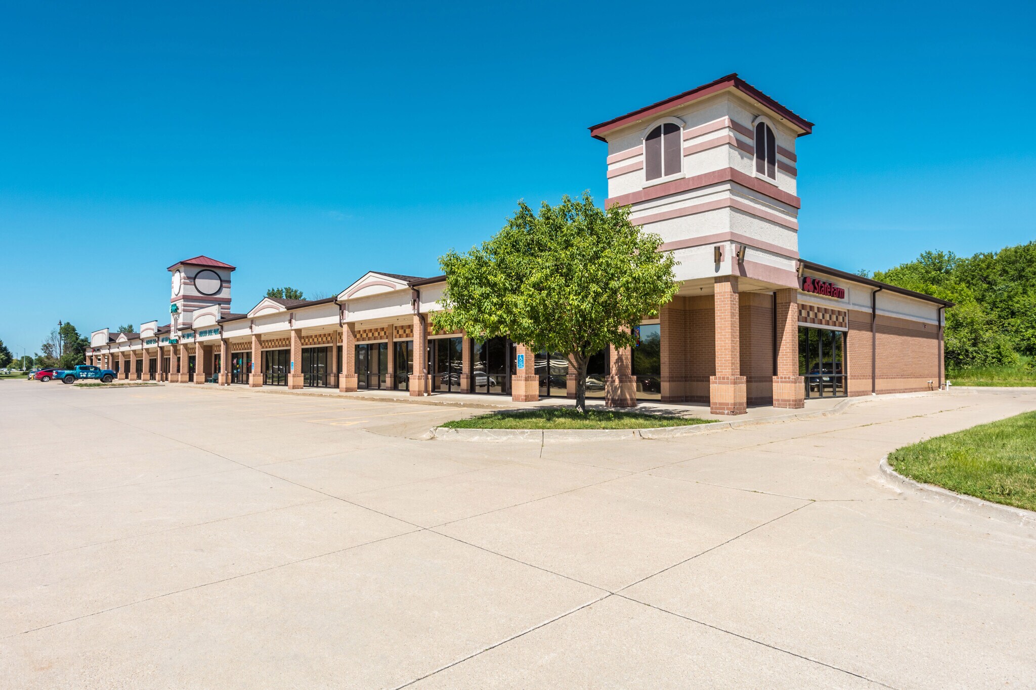 3881-3921 121st St, Urbandale, IA for lease Building Photo- Image 1 of 4