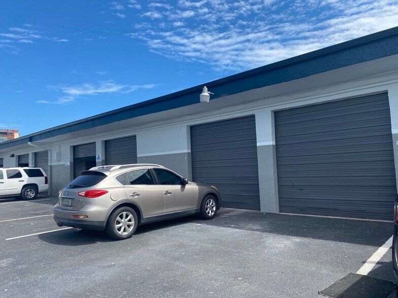 2003-2033 W McNab Rd, Pompano Beach, FL à louer - Photo du bâtiment - Image 3 de 13