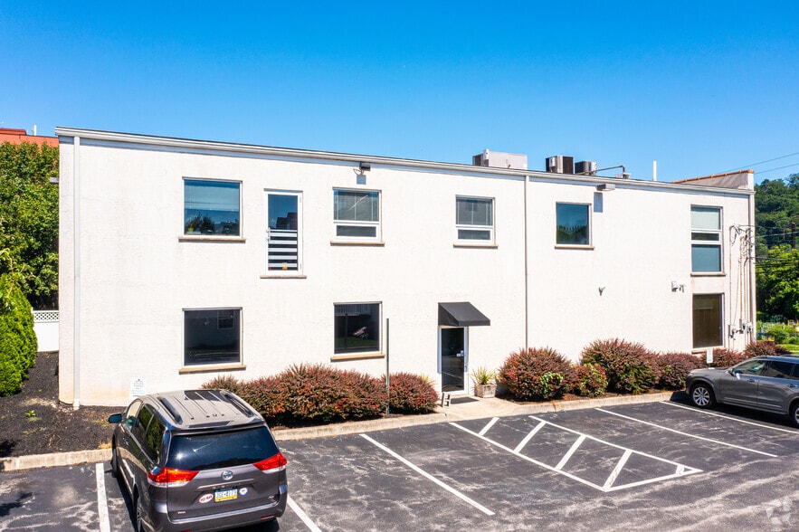 424 E Elm St, Conshohocken, PA for lease - Building Photo - Image 1 of 7