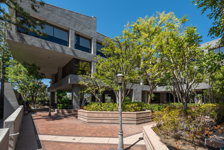 20700 Ventura Blvd, Woodland Hills, CA à louer - Photo du bâtiment - Image 3 de 22