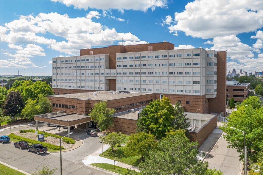 7733 E Jefferson Ave, Detroit, MI à louer - Photo du bâtiment - Image 3 de 6