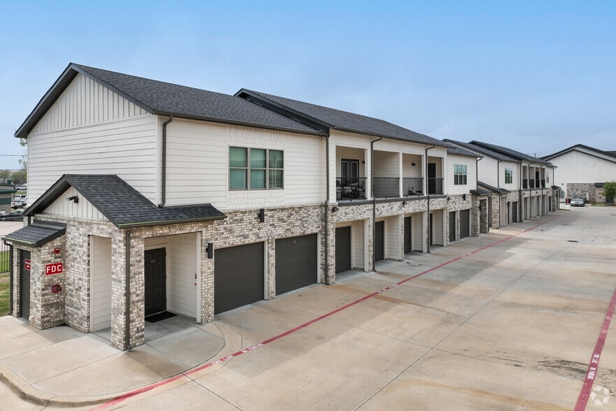 15 Northgate Dr, Waxahachie, TX for sale - Primary Photo - Image 2 of 4