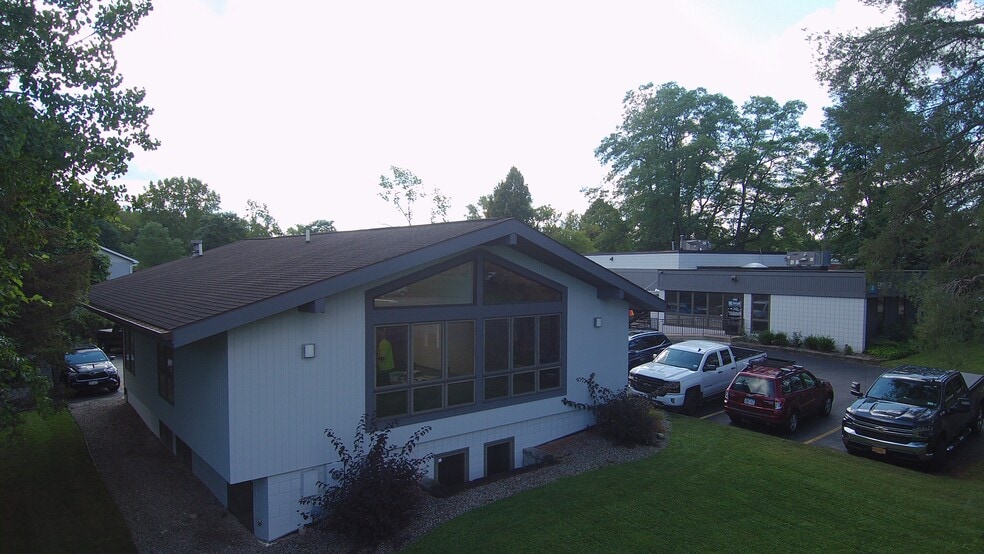 2580 Baird Rd, Penfield, NY à vendre - Photo du bâtiment - Image 2 de 5