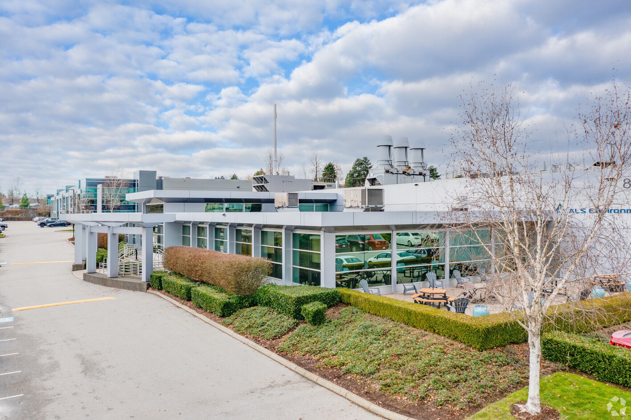 8081 Lougheed Hwy, Burnaby, BC à vendre Photo principale- Image 1 de 1