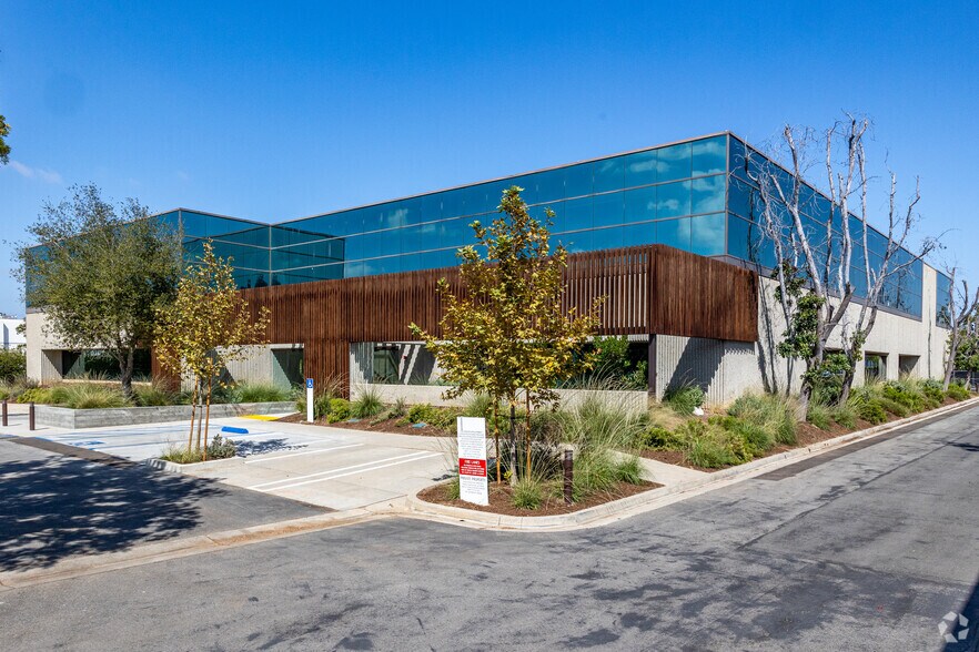 200 E Baker St, Costa Mesa, CA à vendre - Photo principale - Image 1 de 32