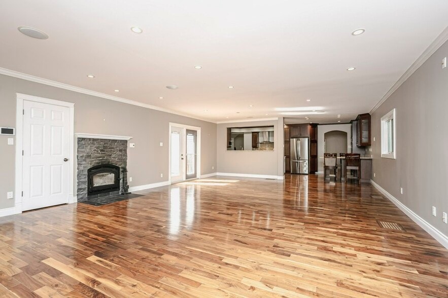 9119 117 St NW, Edmonton, AB à vendre - Photo du bâtiment - Image 3 de 13