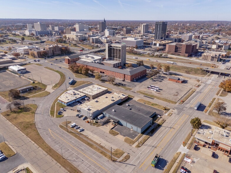 400 SE Jefferson St, Topeka, KS à vendre - Photo du bâtiment - Image 3 de 78