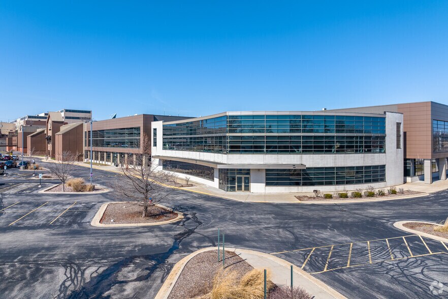 801 S 60th St, West Allis, WI à louer - Photo du bâtiment - Image 2 de 5