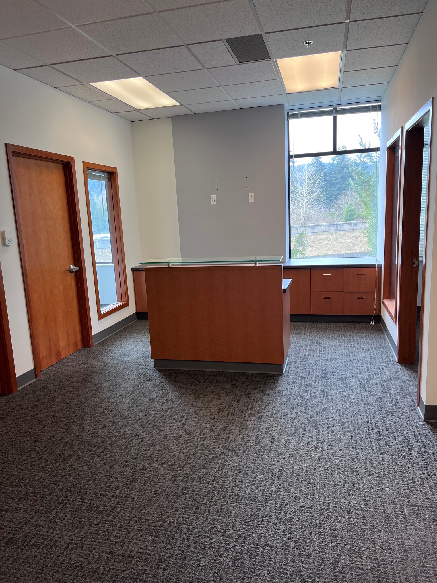 165 Ne Juniper St, Issaquah, WA for lease Interior Photo- Image 1 of 8