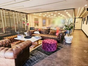 710 Seward St, Los Angeles, CA à louer Hall d’entrée- Image 2 de 12