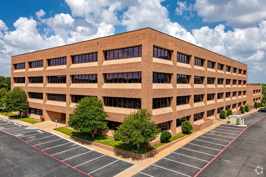 4500 Fuller Dr, Irving, TX à louer - Photo du bâtiment - Image 2 de 6