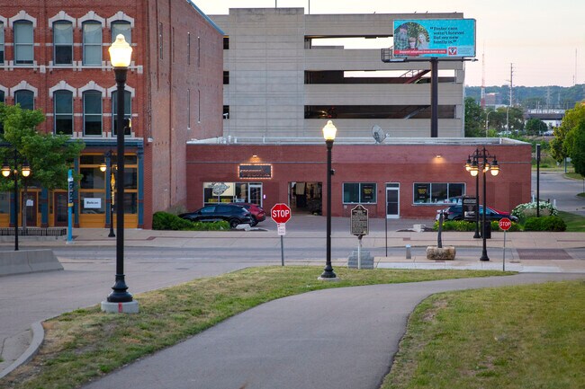 Plus de détails pour 428 SW Washington St, Peoria, IL - Local d'activités à louer