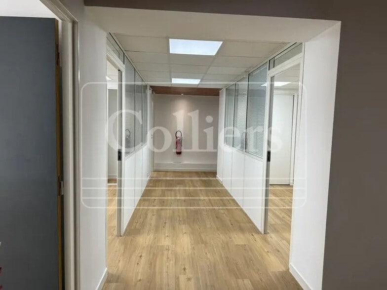 Office in Marseille for lease - Interior Photo - Image 2 of 3