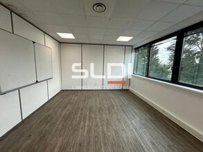 Office in Champagne-au-Mont-d'Or for lease Interior Photo- Image 2 of 23