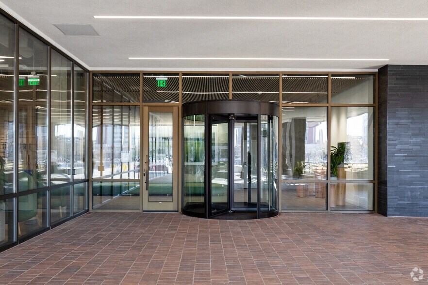 175 E 400 S, Salt Lake City, UT à louer - Photo du bâtiment - Image 3 de 4