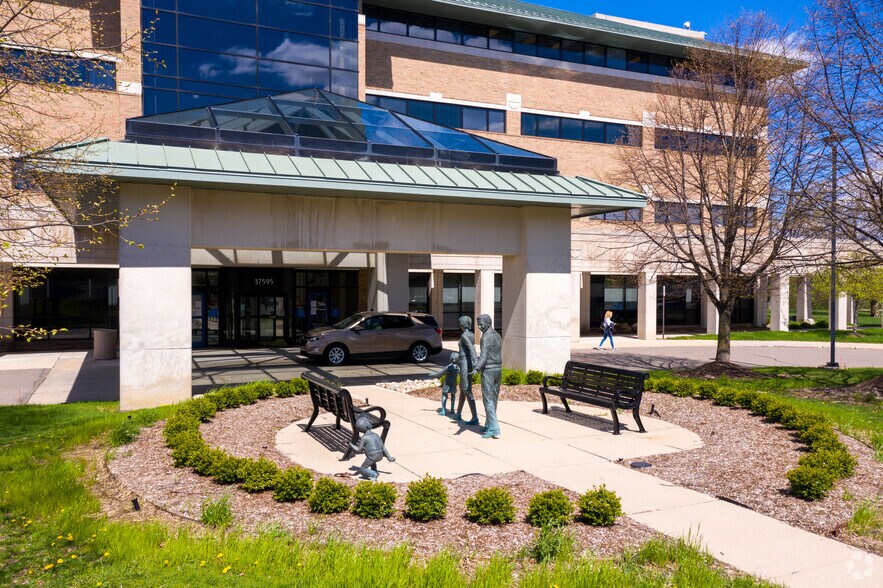 37595 7 Mile Rd, Livonia, MI à louer - Photo du bâtiment - Image 3 de 5