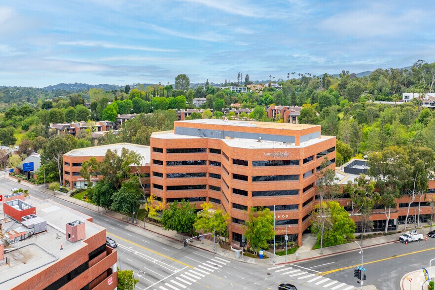 16830 Ventura Blvd, Encino, CA à louer - Aérien - Image 2 de 9