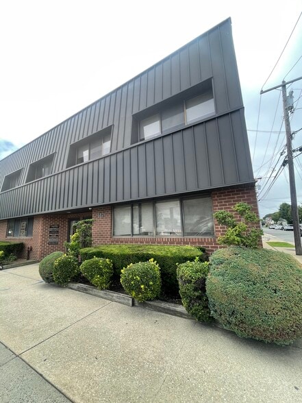 147 Willis Ave, Mineola, NY à vendre - Photo du bâtiment - Image 3 de 6