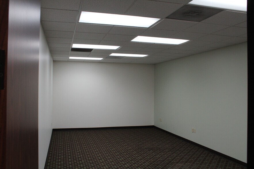 18511 Sherman Way, Reseda, CA à louer - Photo intérieure - Image 2 de 8