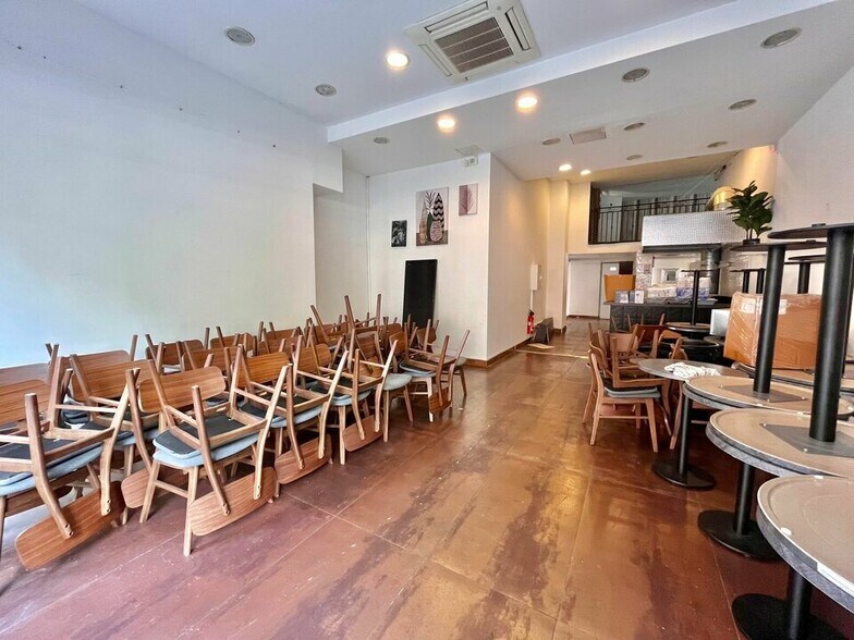Retail in Valbonne for sale - Interior Photo - Image 2 of 7