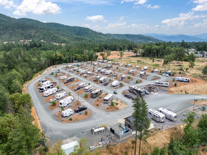 25401 Redwood Hwy, Cave Junction, OR for sale - Primary Photo - Image 1 of 3