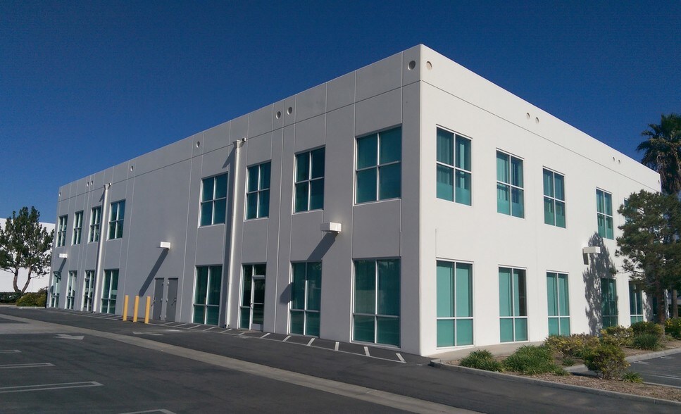 9008 Research Dr, Irvine, CA à vendre - Photo du bâtiment - Image 2 de 2