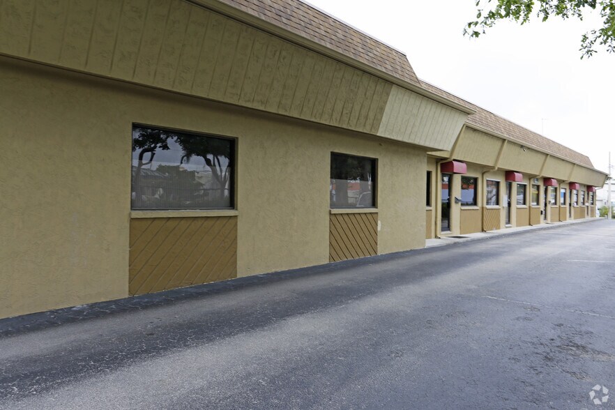 960 Chalmer Dr, Marco Island, FL à louer - Photo du bâtiment - Image 3 de 18