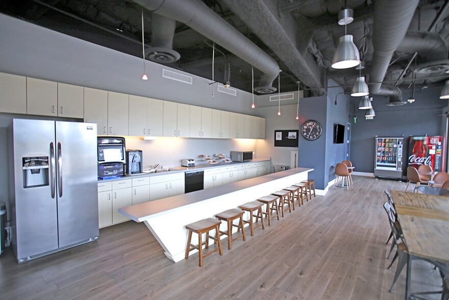 1055 E Colorado Blvd, Pasadena, CA for lease - Interior Photo - Image 2 of 7