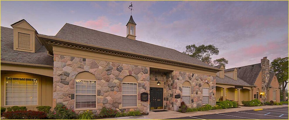 44670 Ann Arbor Rd W, Plymouth, MI à louer - Photo du bâtiment - Image 3 de 5