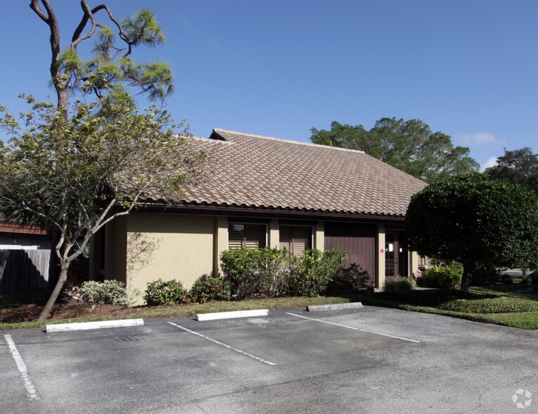 7013 S Tamiami Trl, Sarasota, FL à louer - Photo du bâtiment - Image 2 de 17