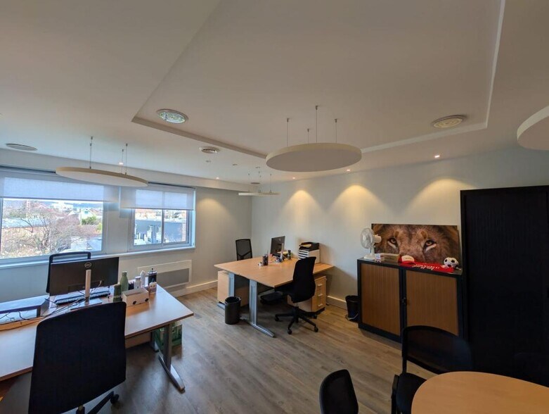 Office in Eaubonne for lease - Interior Photo - Image 2 of 8