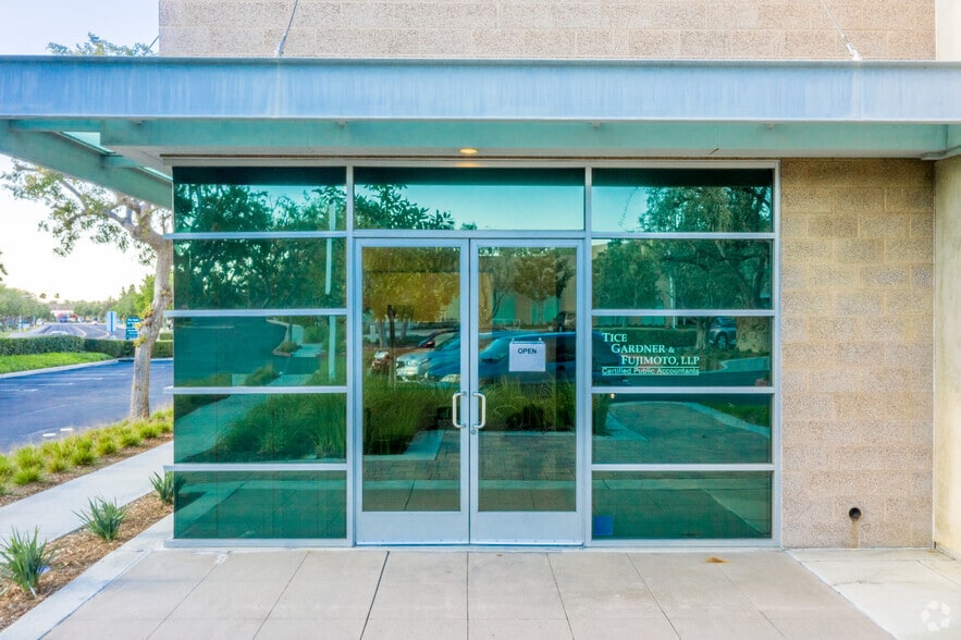 8845 Research Dr, Irvine, CA for lease - Building Photo - Image 3 of 6