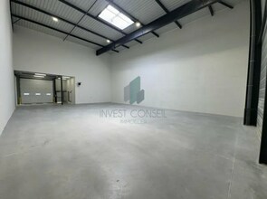 Flex in Osny for lease Interior Photo- Image 1 of 9