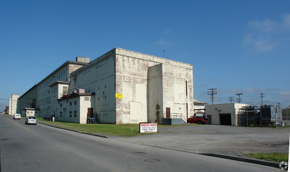 901-1001 Broad St, Utica, NY for lease - Building Photo - Image 2 of 8
