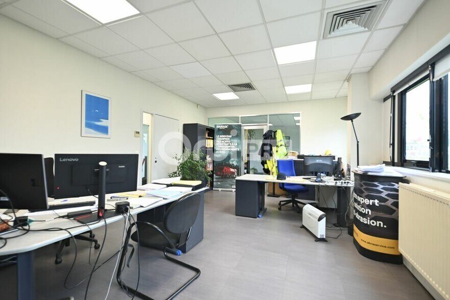 2 Rue Jean-Baptiste Perrin, Saint-Marcel for lease - Interior Photo - Image 3 of 5