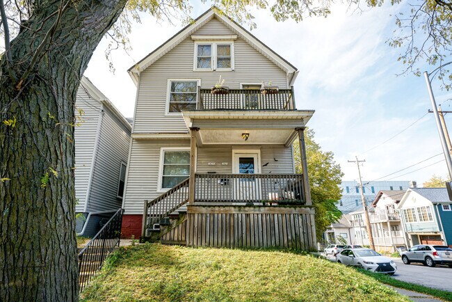 More details for 1825 N Astor St, Milwaukee, WI - Multifamily for Sale