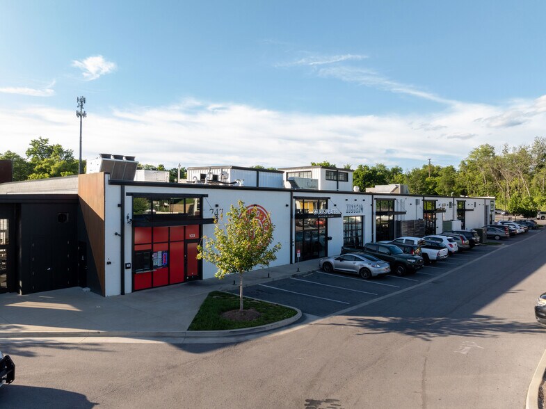 747 Douglas Ave, Nashville, TN à louer - Photo du bâtiment - Image 3 de 7