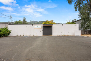 Office Building in Downtown Ukiah - Parc de stationnement couvert