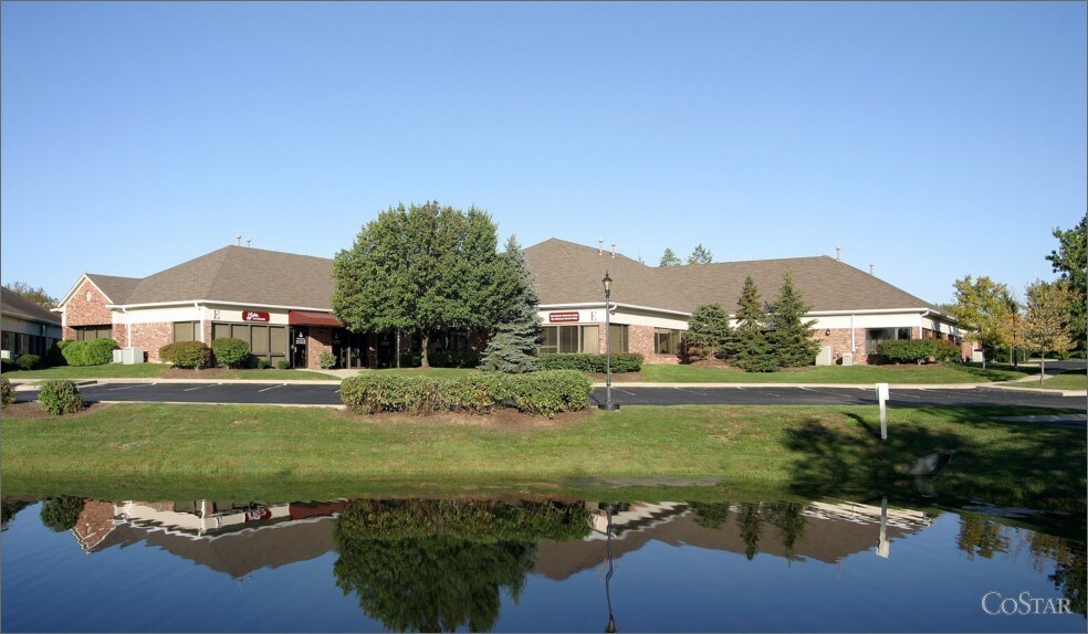 301 E Carmel Dr, Carmel, IN à louer - Photo du bâtiment - Image 2 de 8