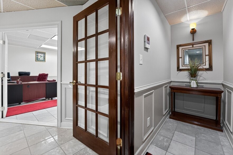 12120B Heritage Park Cir, Silver Spring, MD for sale - Interior Photo - Image 3 of 15
