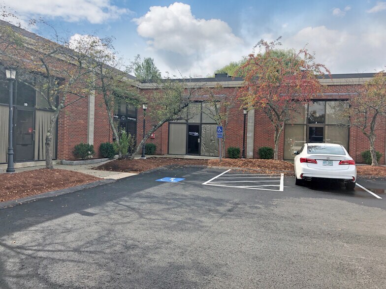 4 Bud Way, Nashua, NH à louer - Photo du bâtiment - Image 3 de 13
