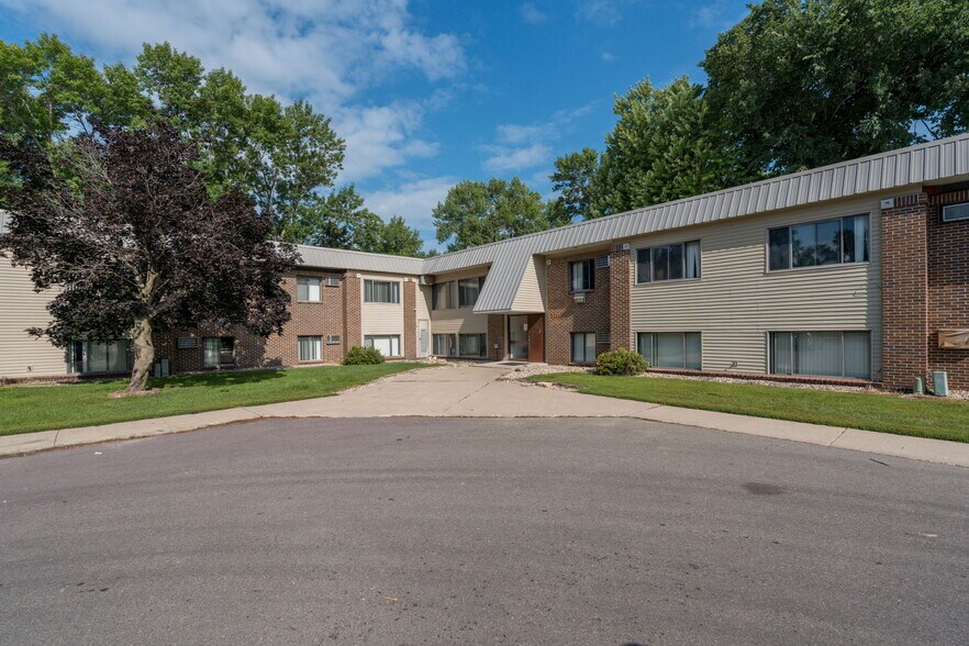 3200 S Maple Ave, Slayton, MN à vendre - Photo du bâtiment - Image 1 de 40