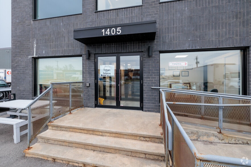 1375-1405 Boul Hymus, Dorval, QC à louer - Photo du bâtiment - Image 3 de 3