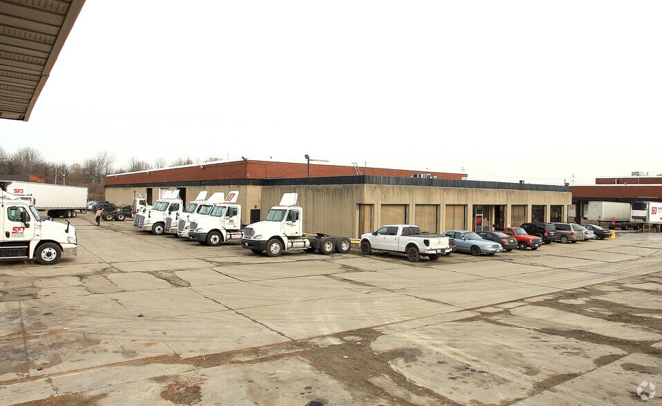 5801 Lee Rd, Maple Heights, OH à vendre - Photo du bâtiment - Image 2 de 4