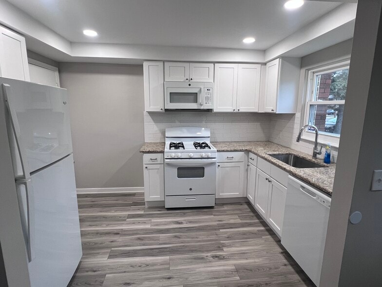 20351 E 8 Mile Rd, Saint Clair Shores, MI à vendre - Photo du bâtiment - Image 3 de 23