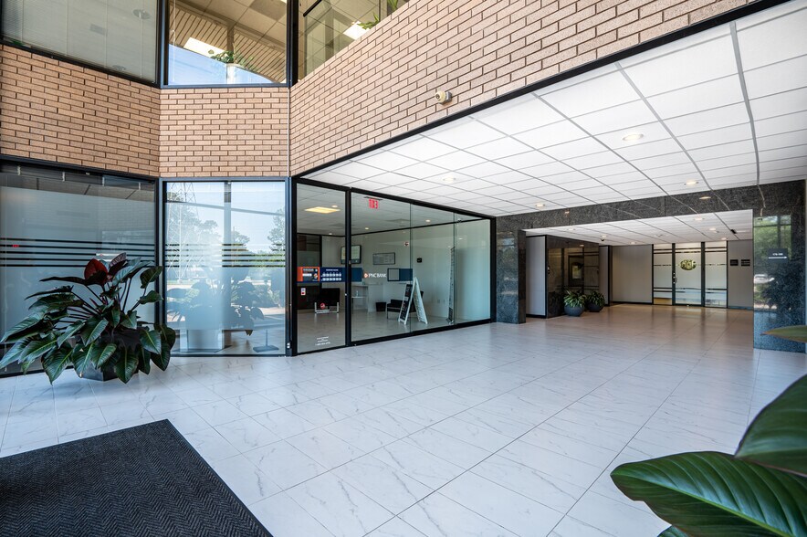 25211 Grogans Mill Rd, The Woodlands, TX à louer - Photo du bâtiment - Image 3 de 4