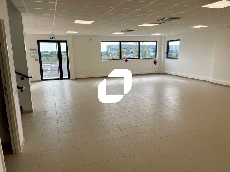 Flex in Le Thillay for lease - Building Photo - Image 2 of 8